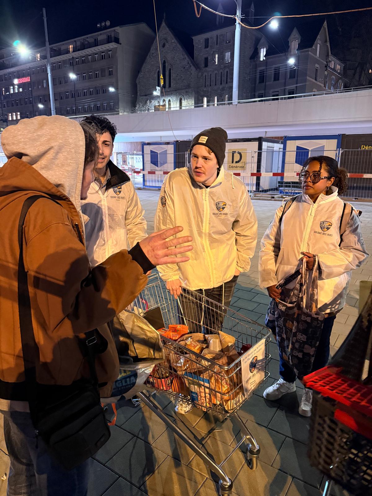 L'équipe Soldat des Rues — jeunes bénévoles en gilet blanc